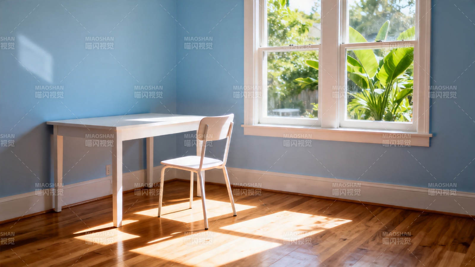 阳光书房 蓝墙木地窗景美图片