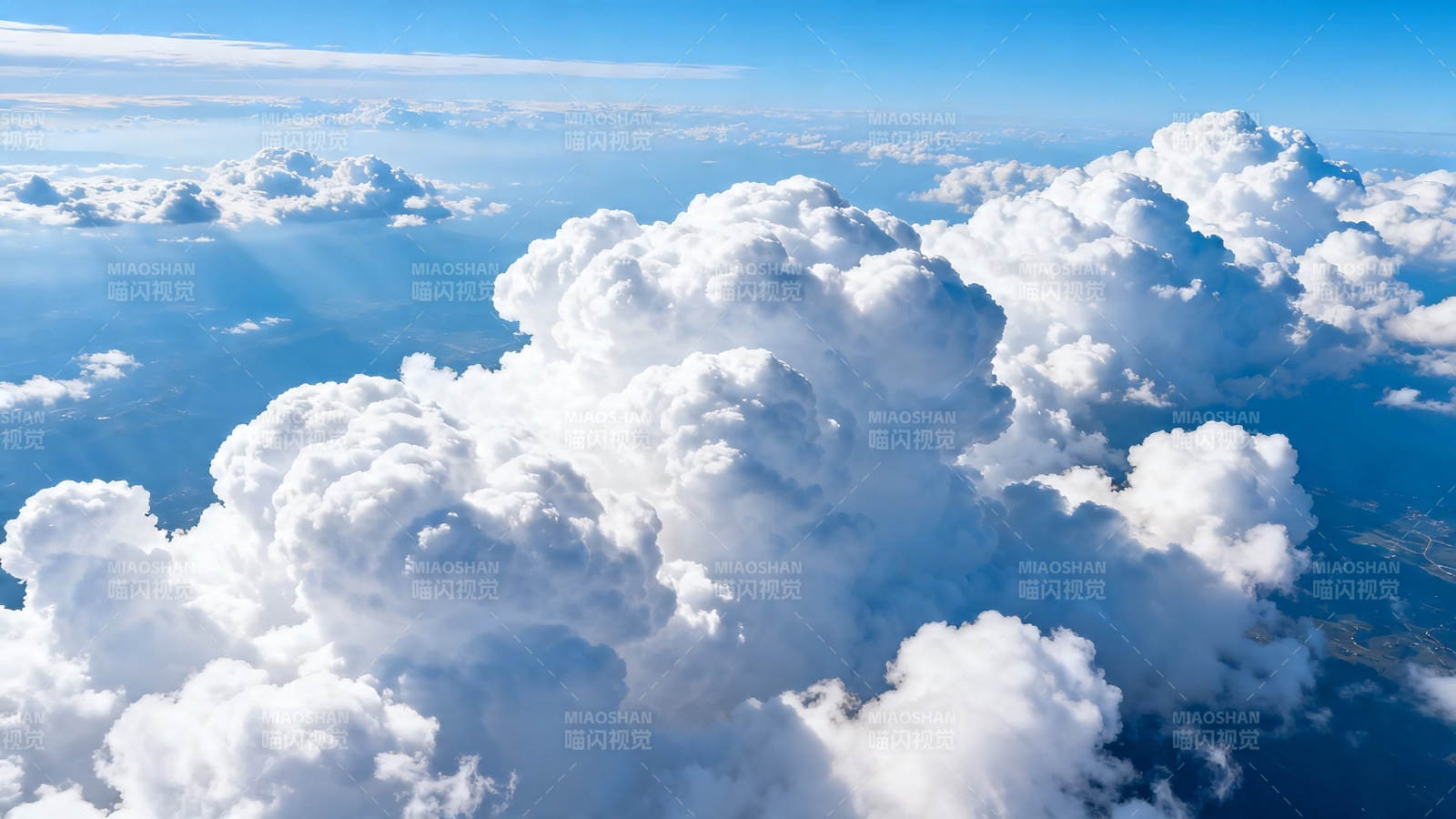 云海翻腾 蓝天如洗图片