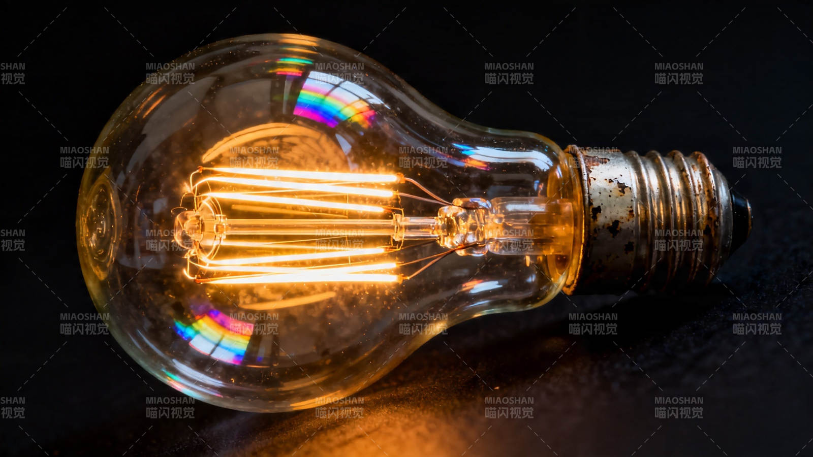 复古灯泡 温暖光芒闪耀图片