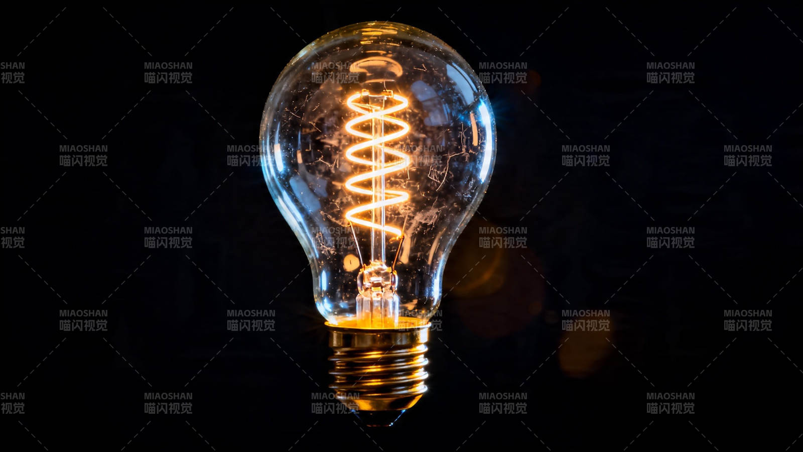 暖光螺旋灯泡特写图片