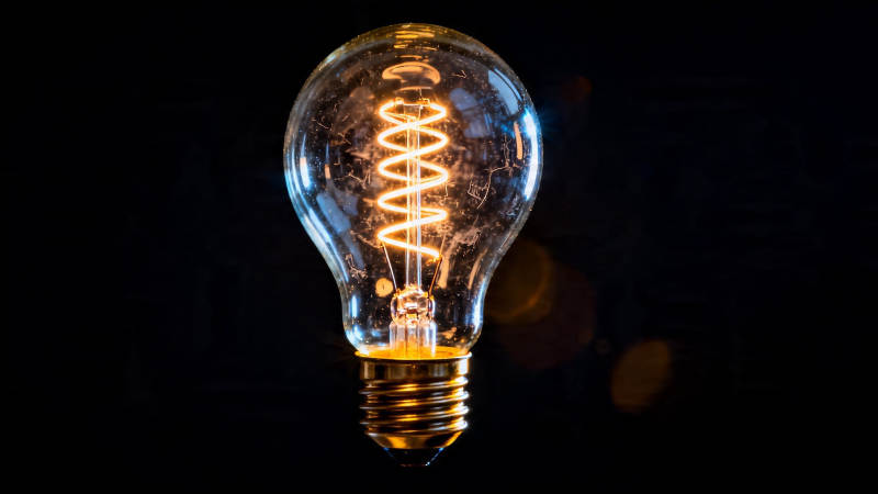 暖光螺旋灯泡特写图片