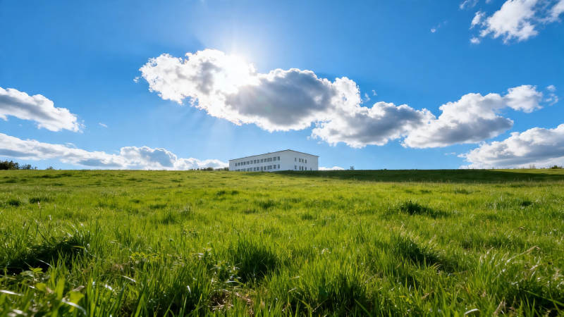 绿野白楼 蓝天白云间图片