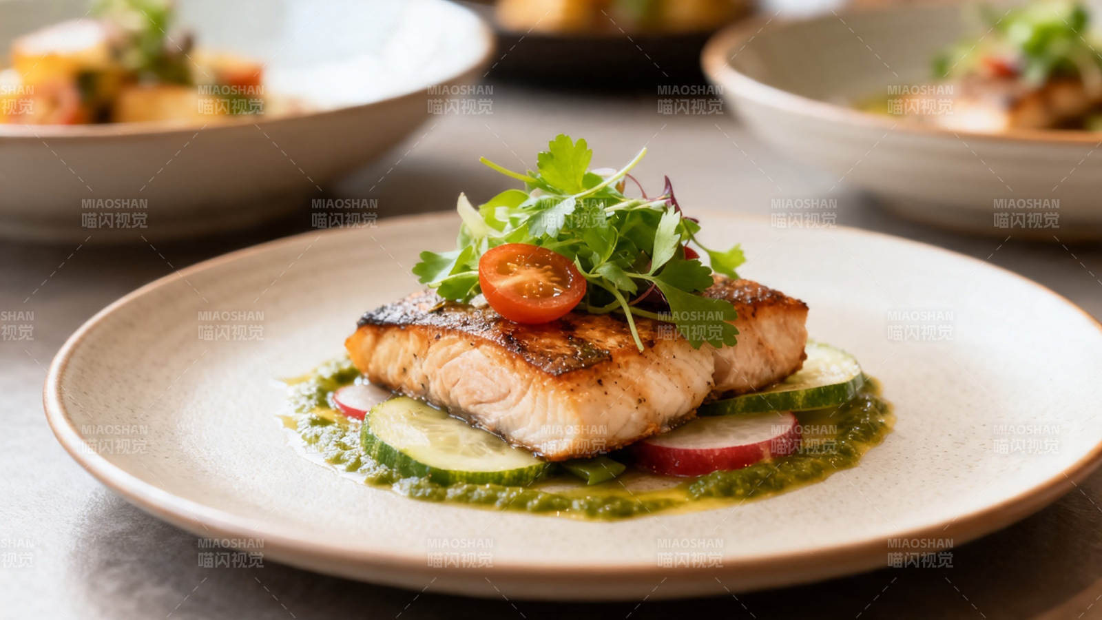 香煎三文鱼配青酱时蔬图片