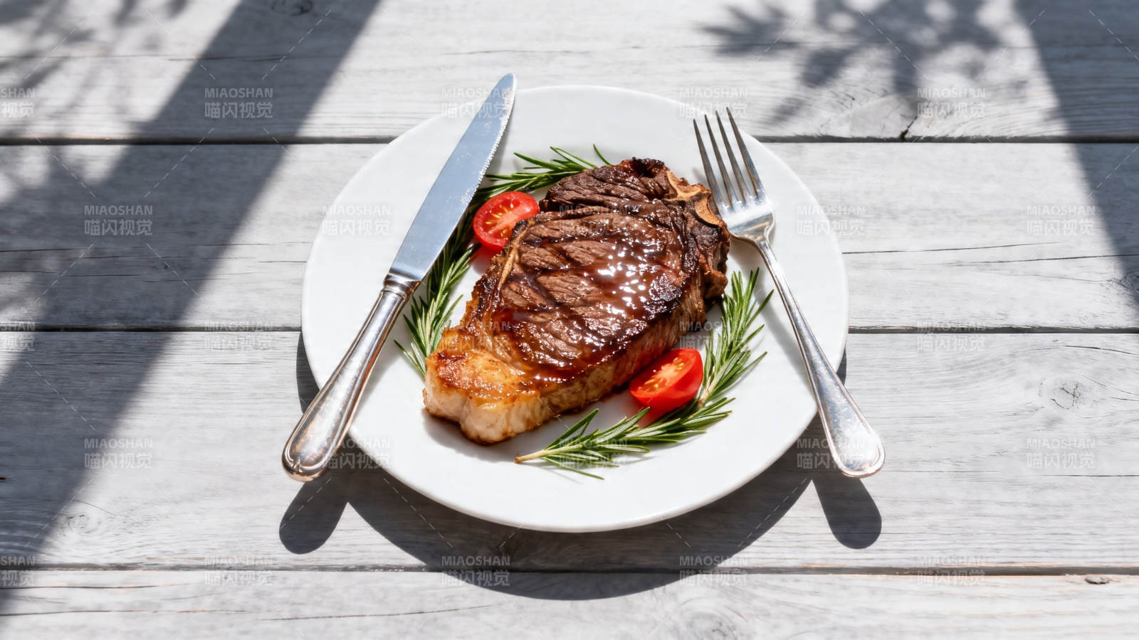 阳光下的牛排盛宴图片