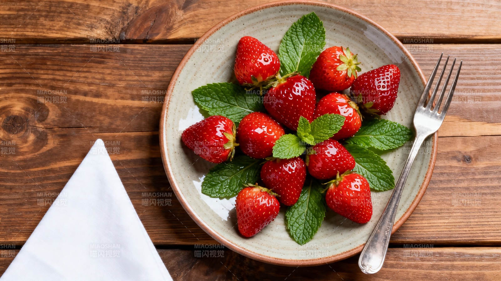 草莓薄荷盘 木桌静享甜图片