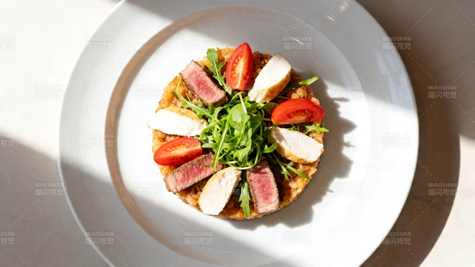 金枪鱼沙拉配番茄芝麻菜图片