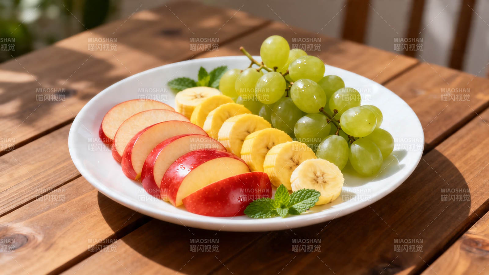 鲜果拼盘 苹果香蕉葡萄图片