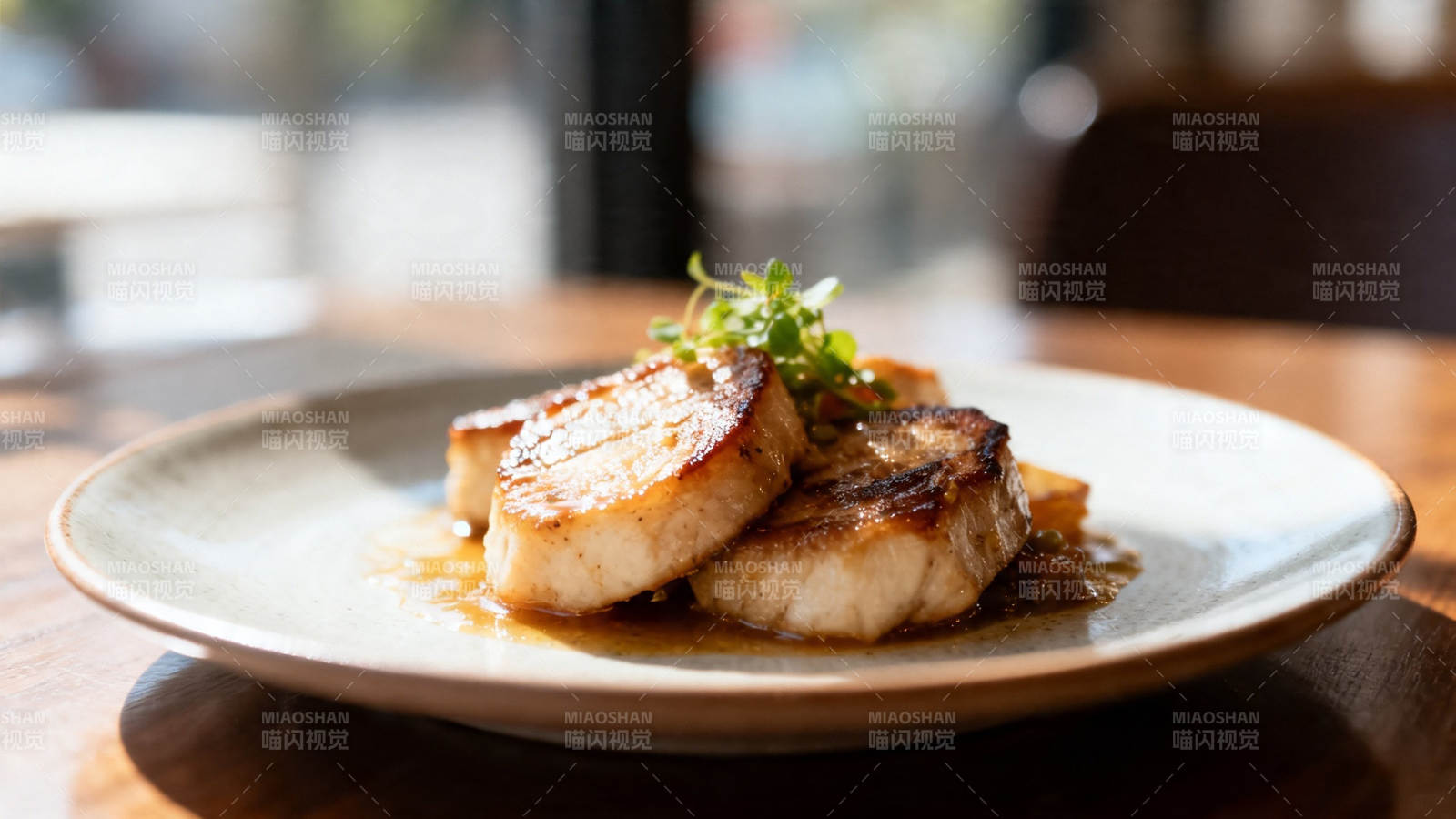 香煎鱼排配香草酱汁图片