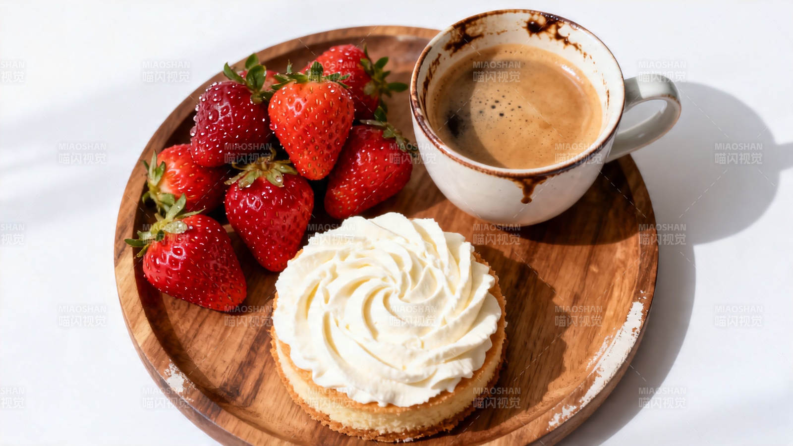 草莓奶油挞配咖啡图片