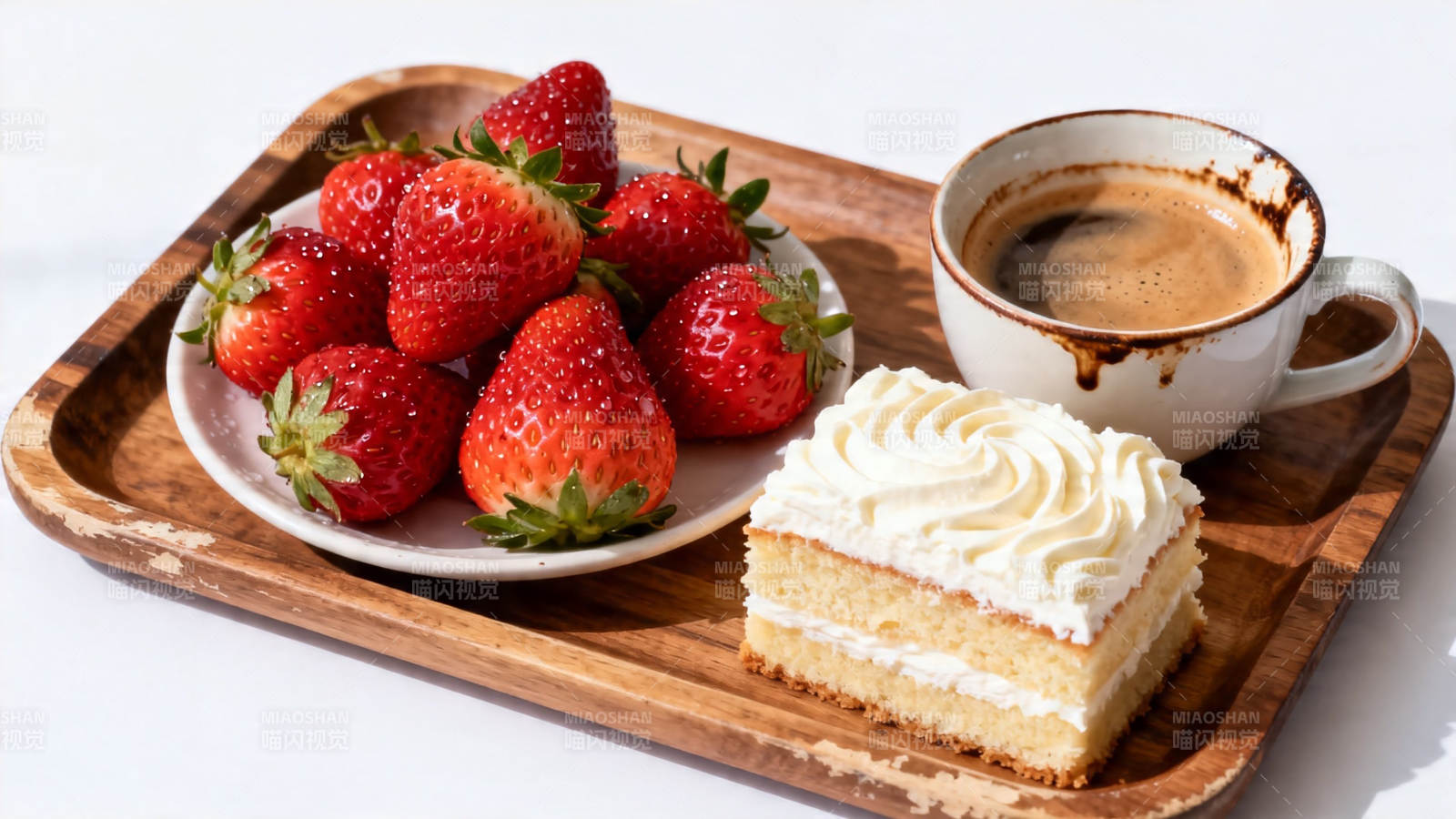 草莓蛋糕配咖啡 甜享时光图片