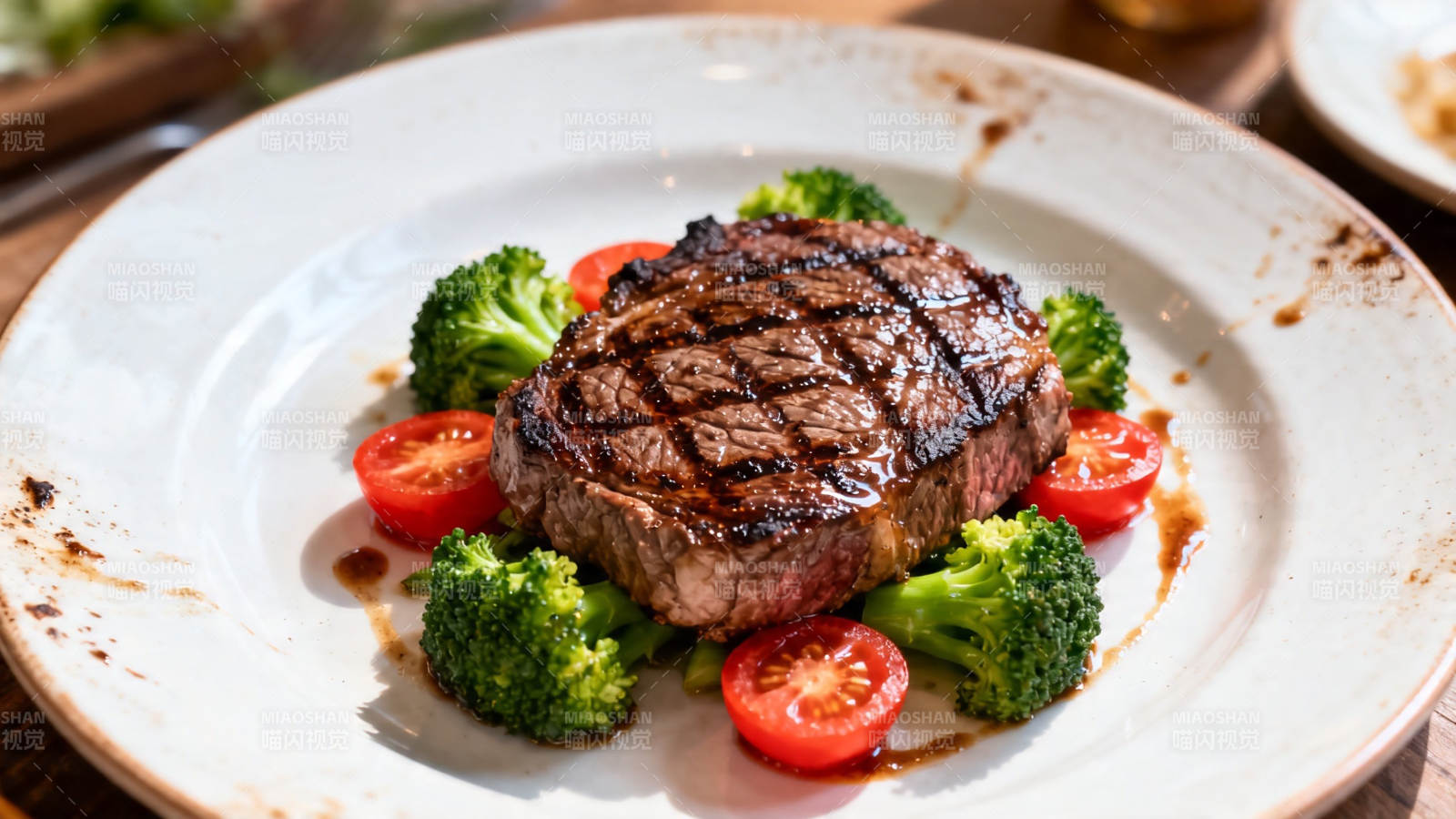 香煎牛排配西兰花小番茄图片
