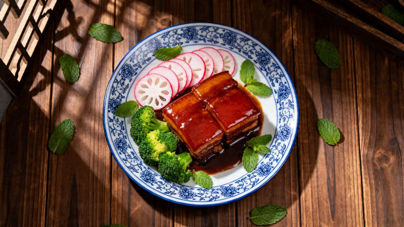 红烧肉配时蔬 色香味俱全图片