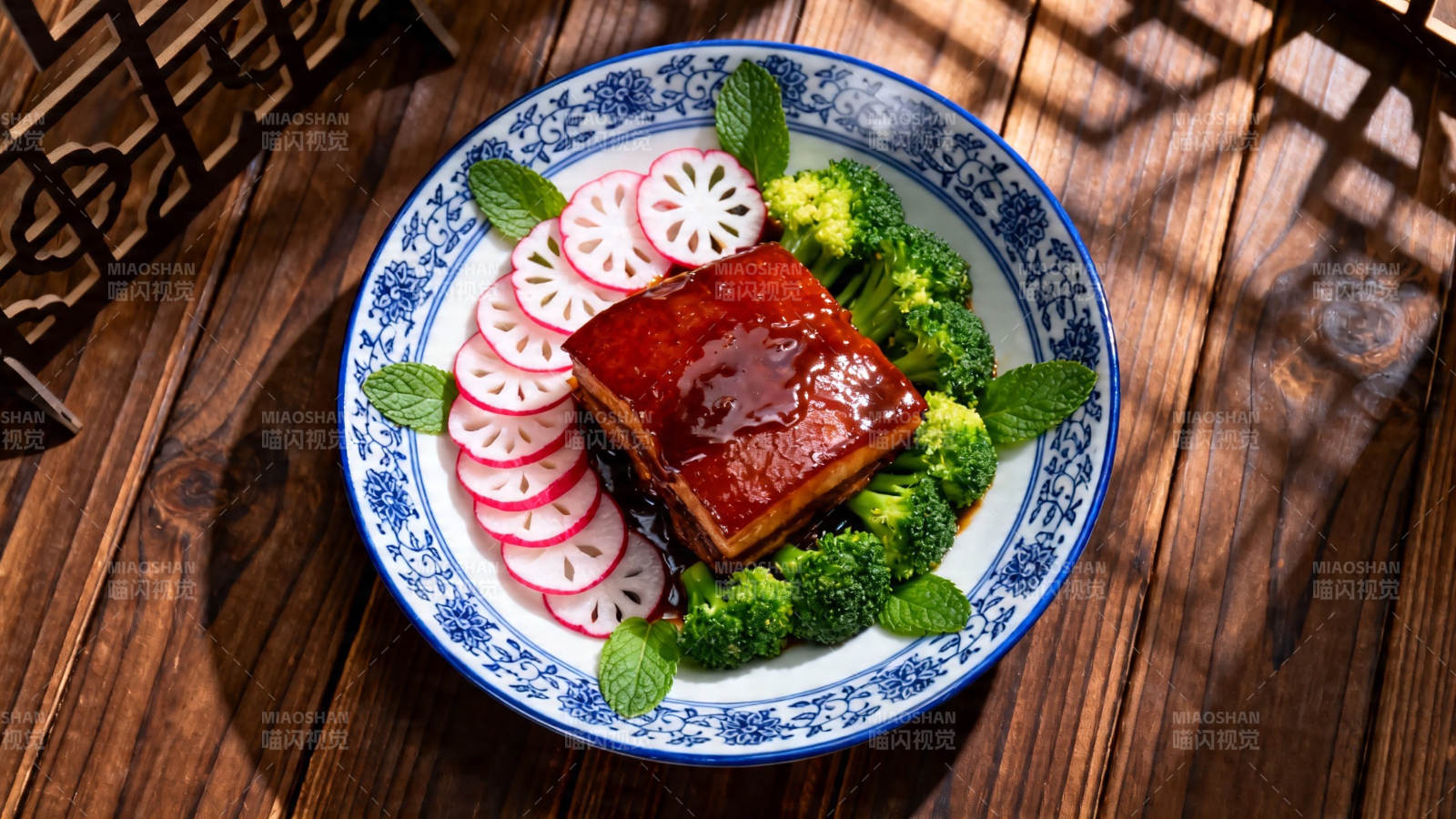红烧肉配时蔬 色香味俱全图片