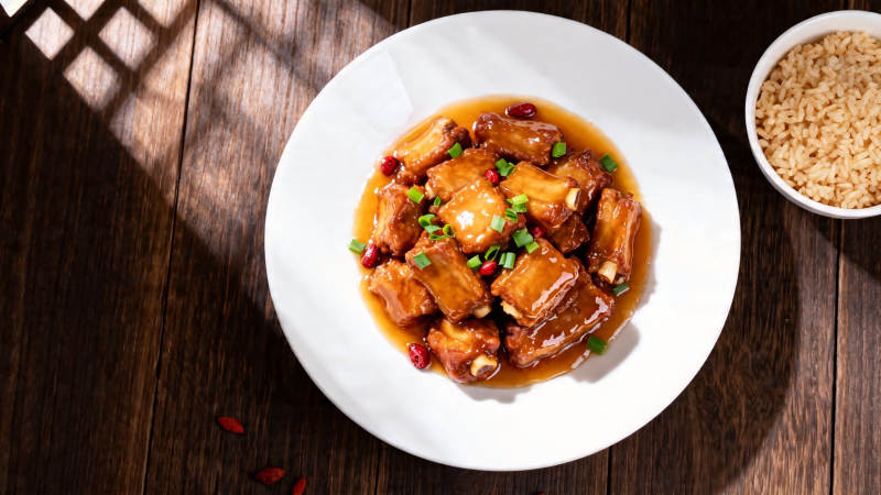 红烧排骨配糙米饭图片