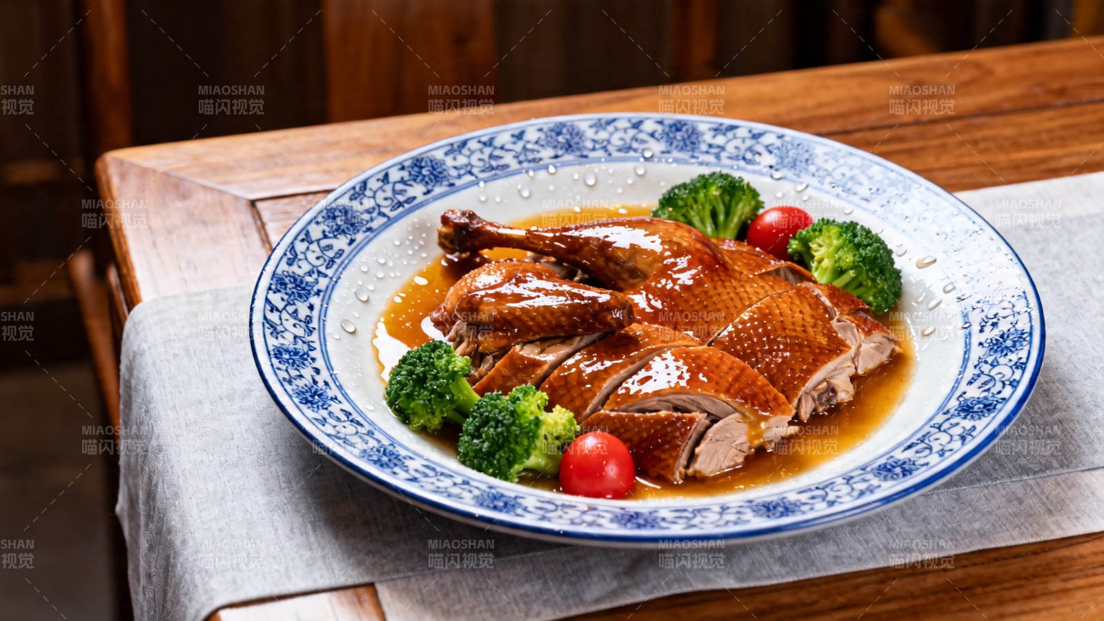 烧鹅配西兰花樱桃番茄图片