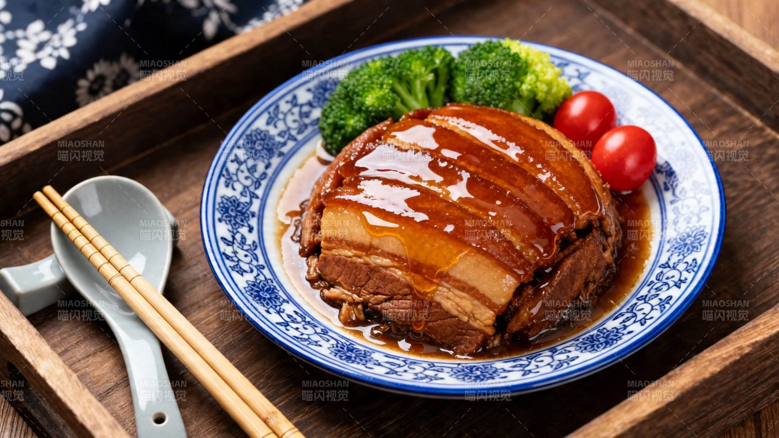 红烧肉配西兰花小番茄图片