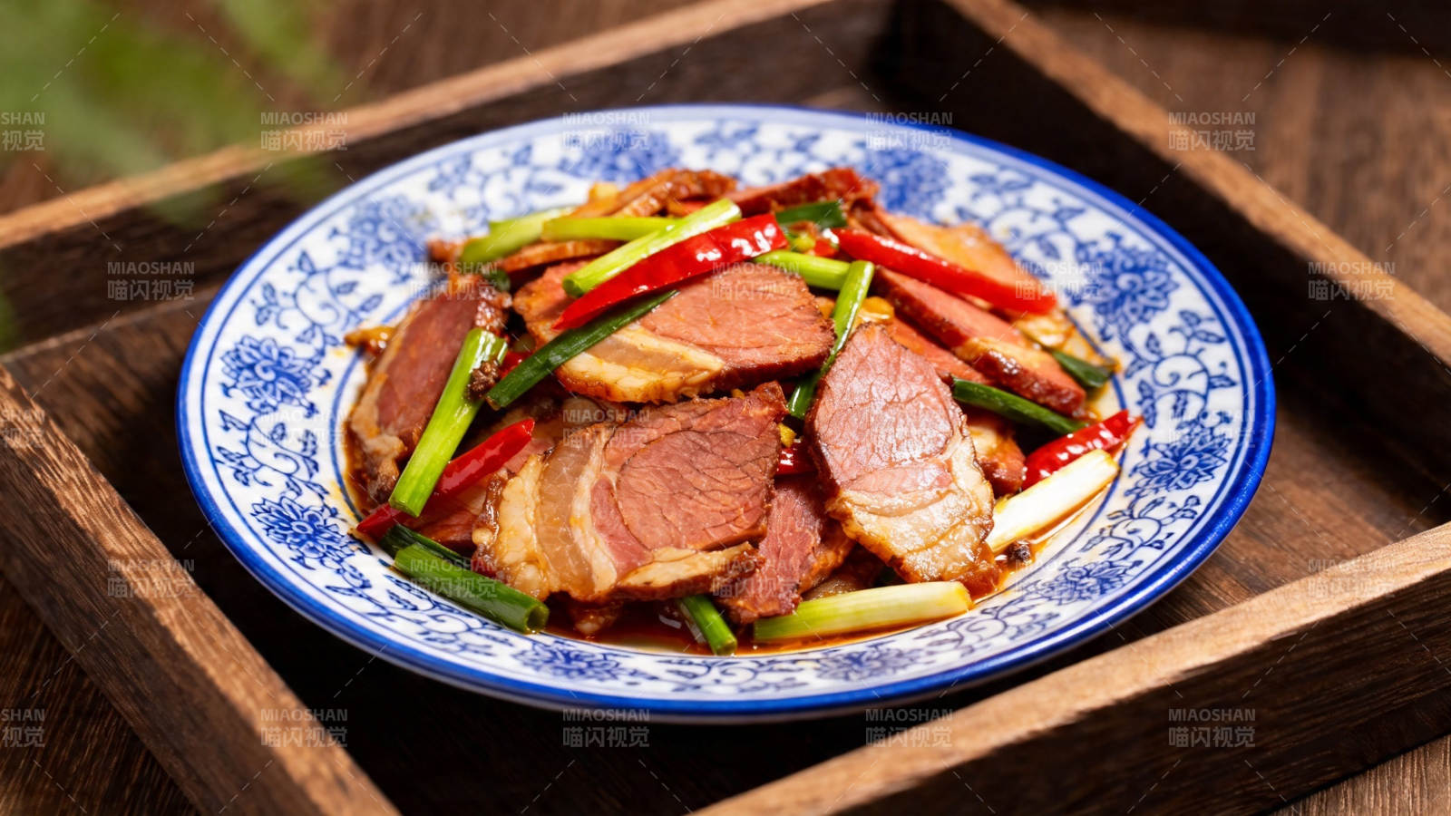 青椒红椒炒腊肉图片