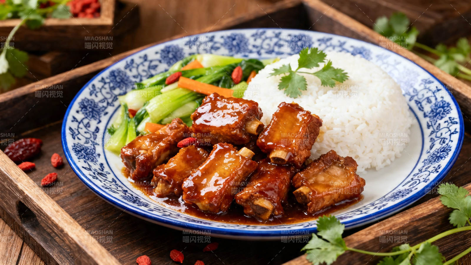 红烧排骨配白饭 青菜点缀香图片