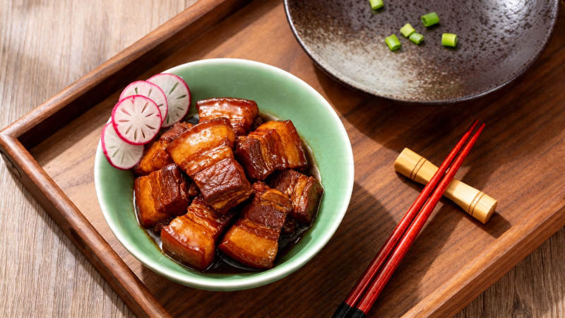 红烧肉配萝卜片 色香味俱全图片