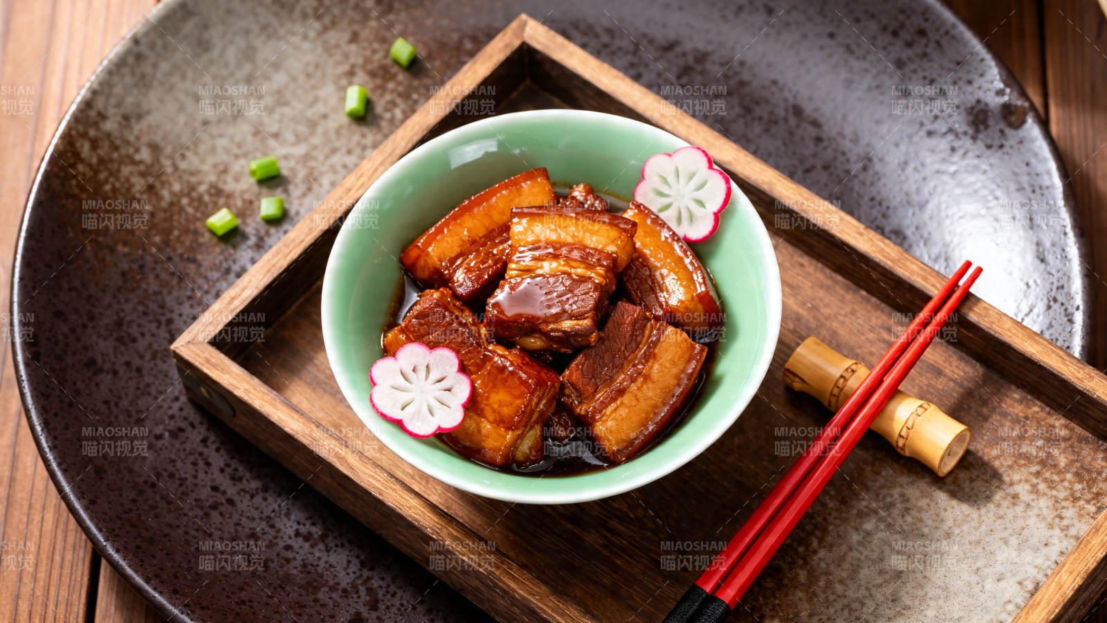 红烧肉配樱花筷 雅致中式餐图片