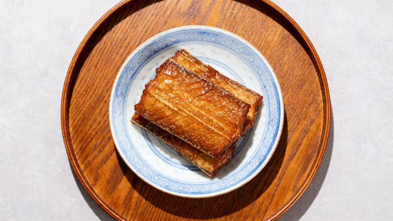 酱香鱼块 木质托盘盛放图片