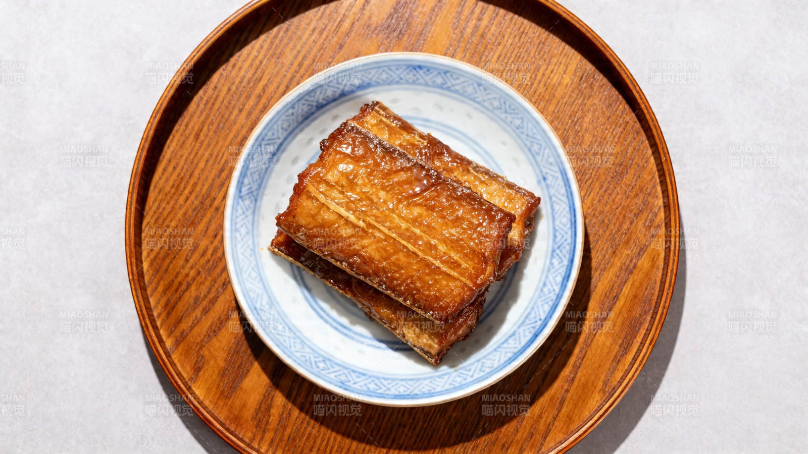 酱香鱼块 木质托盘盛放图片