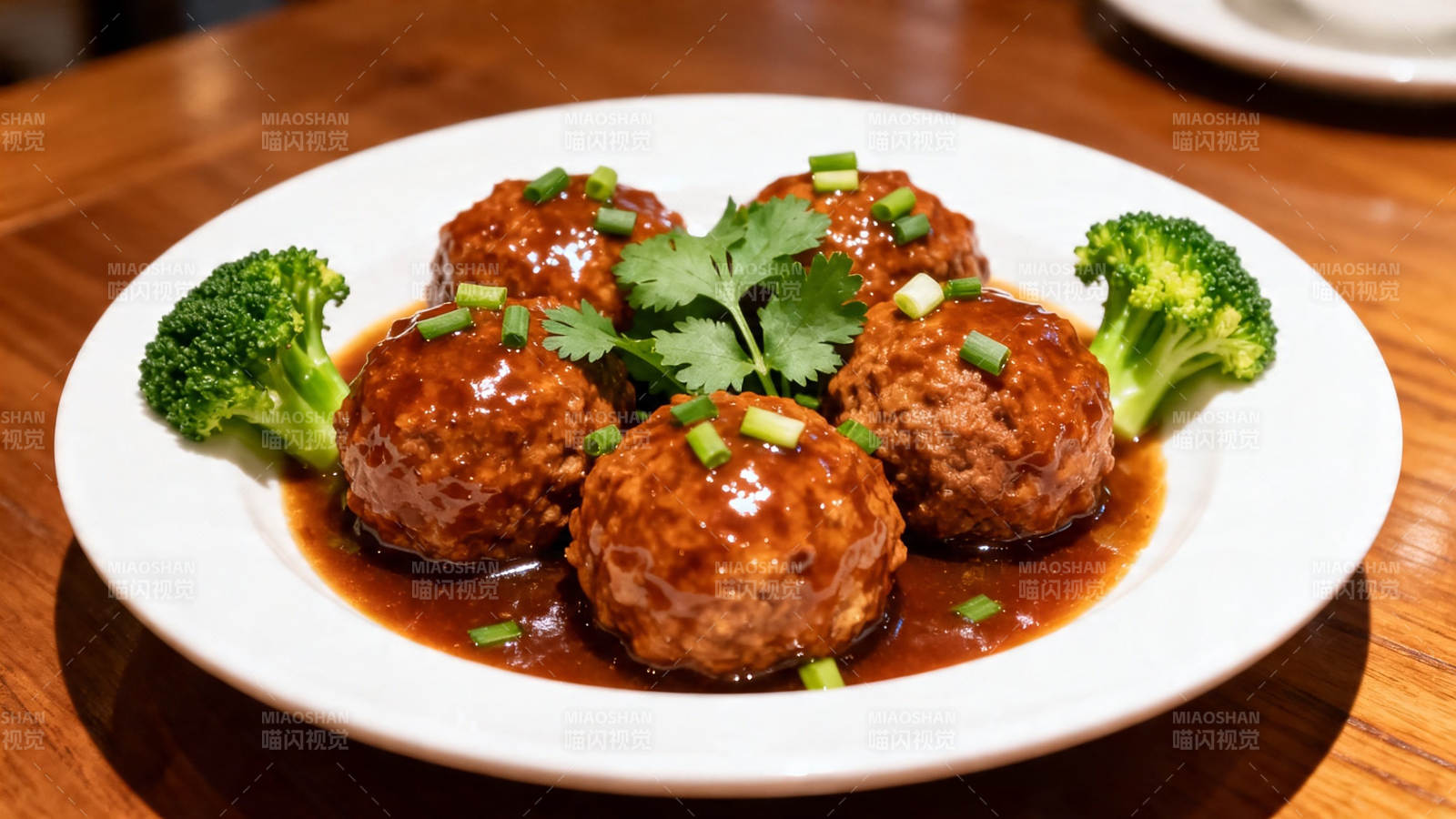 红烧狮子头配西兰花图片