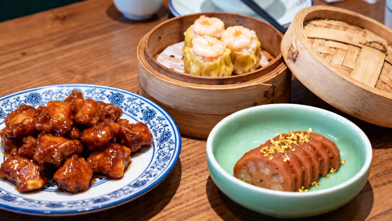 中式点心拼盘 糖醋排骨 虾饺 桂花糕图片