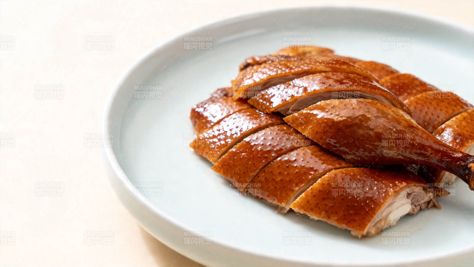 香酥烤鸭切片摆盘图片