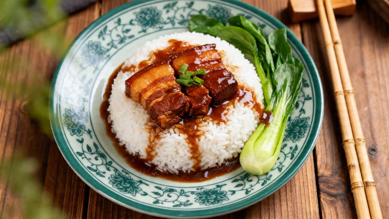 红烧肉盖饭配青菜图片