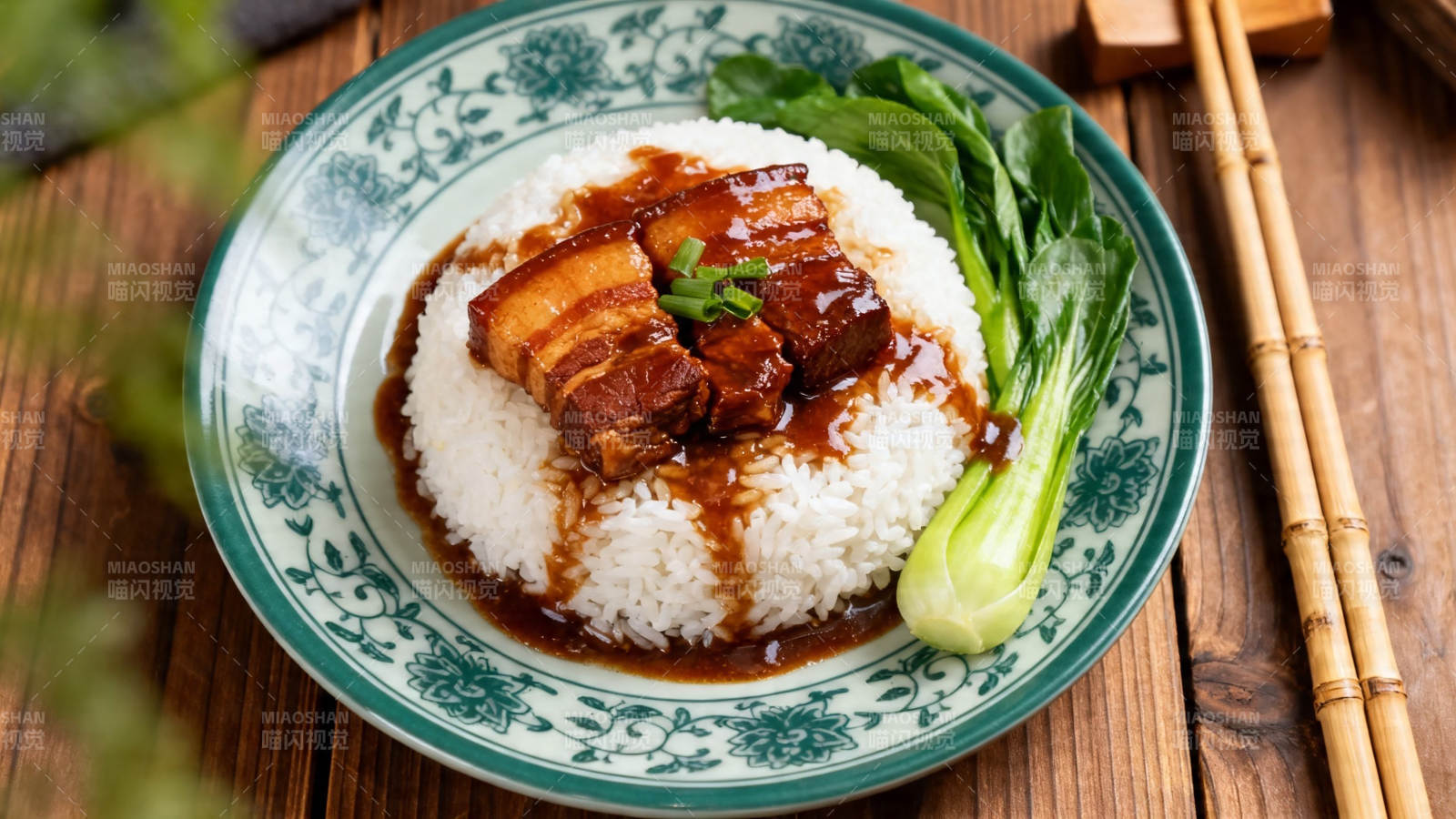 红烧肉盖饭配青菜图片