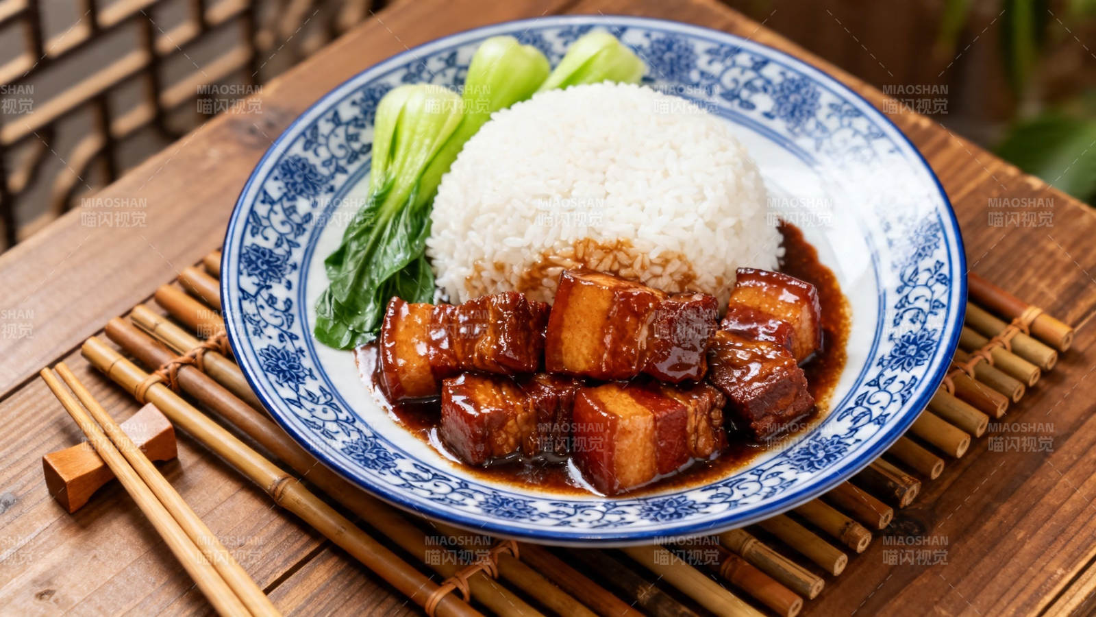 红烧肉盖饭 配青菜白米饭图片