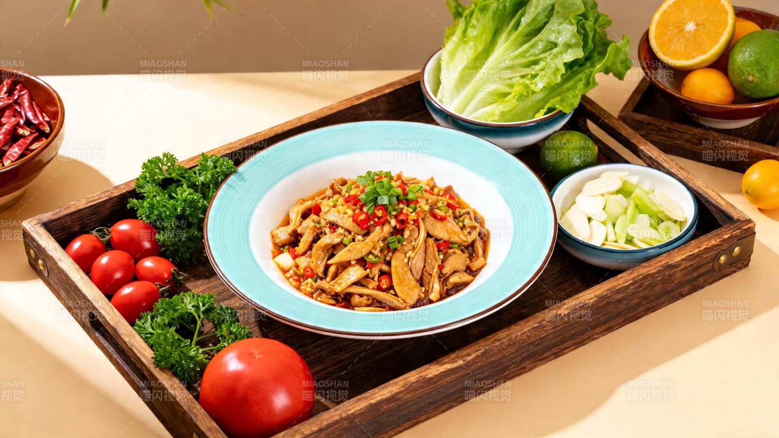 香辣手撕鸡配鲜蔬图片