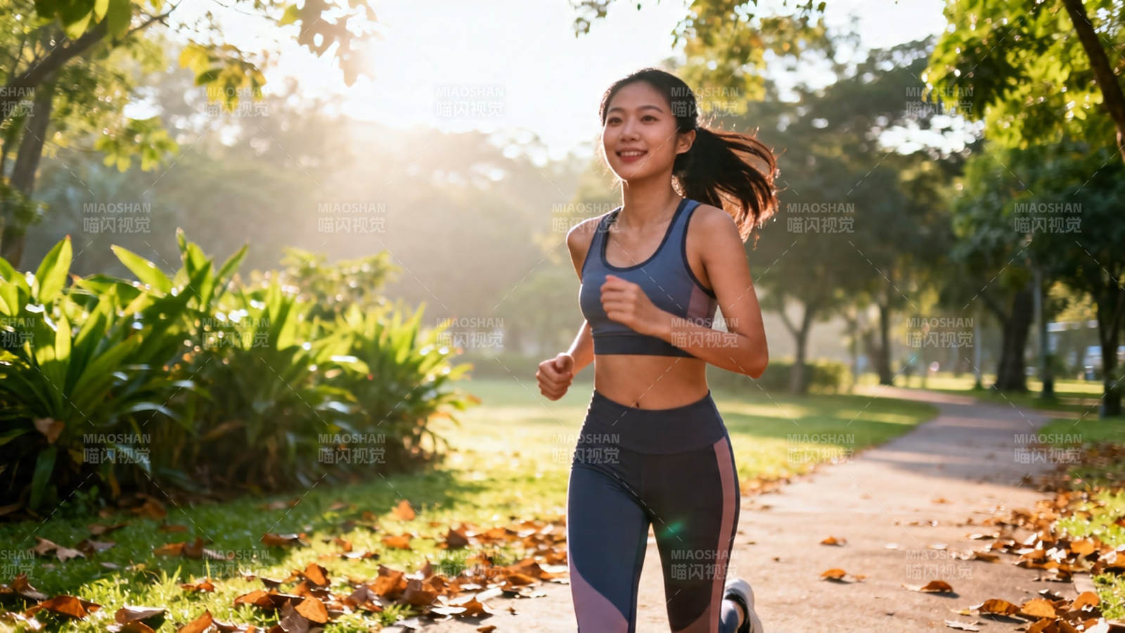 晨跑少女 阳光满径图片