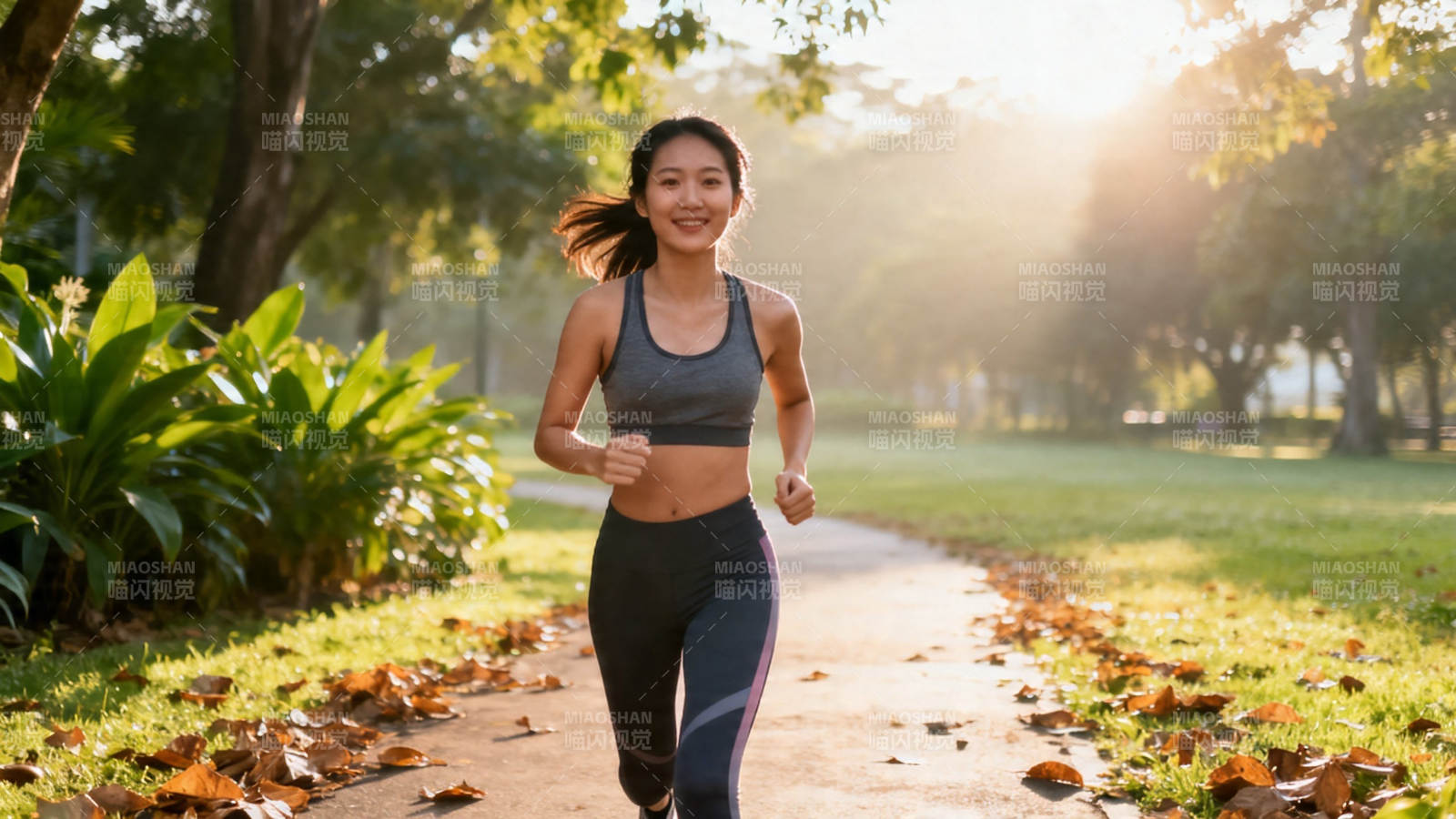 晨跑女孩 阳光洒满小径图片