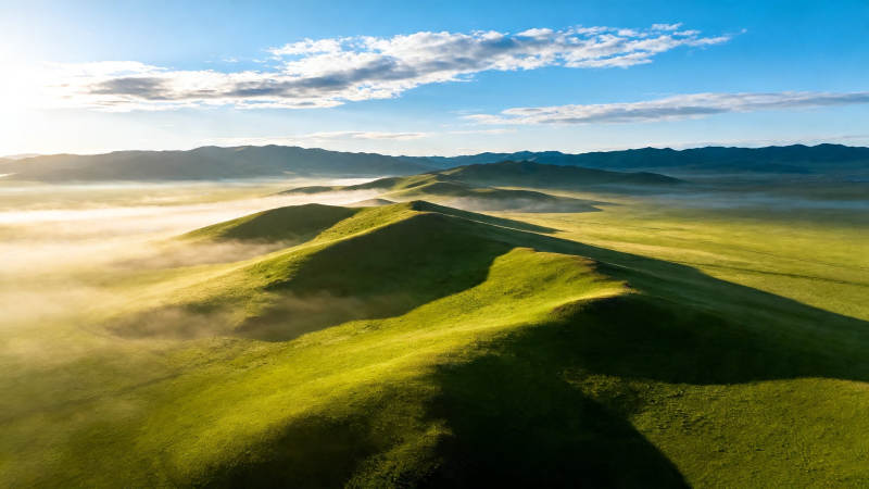 晨雾缭绕绿丘如诗画图片