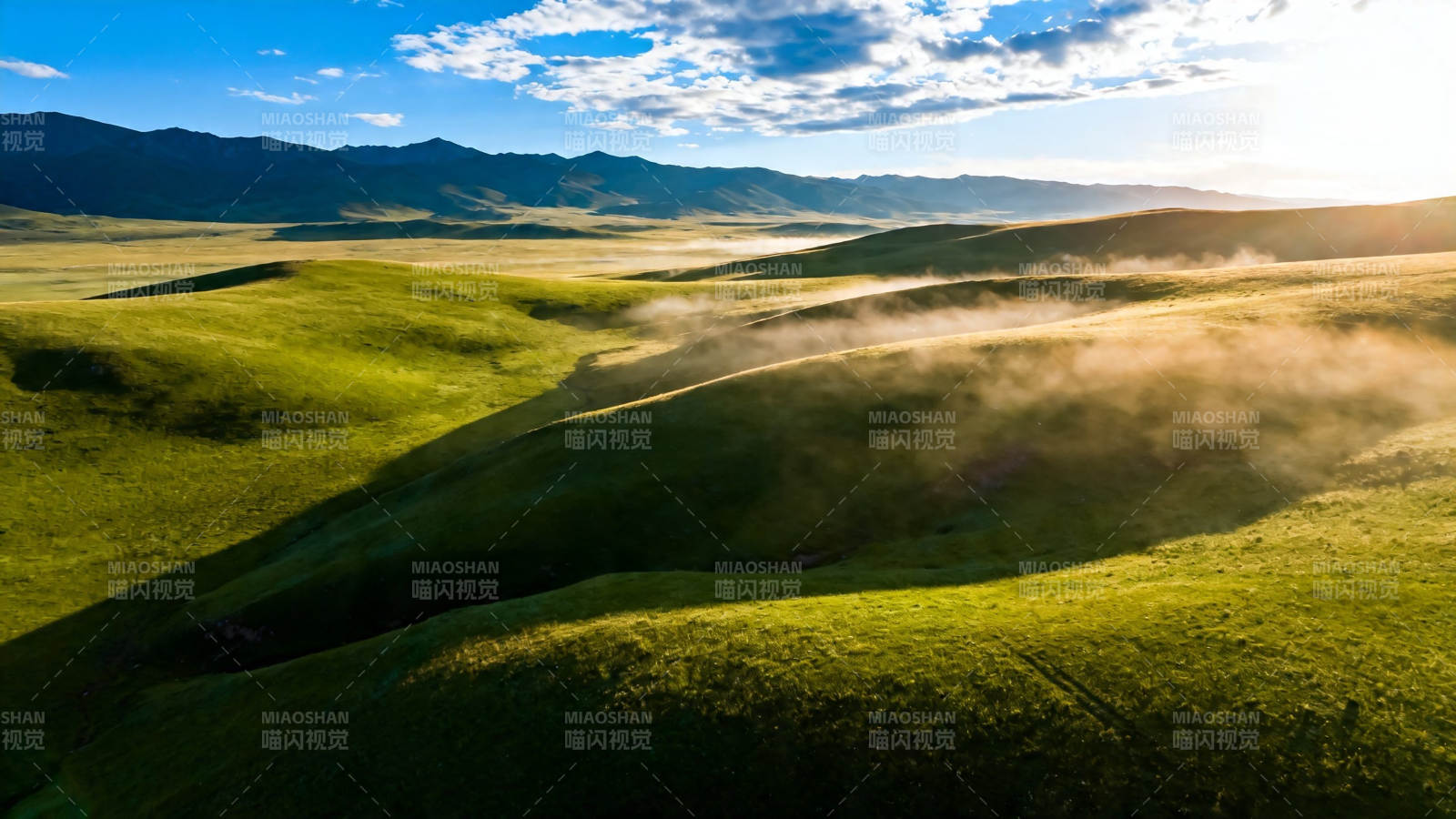 晨雾缭绕绿野 远山含黛图片