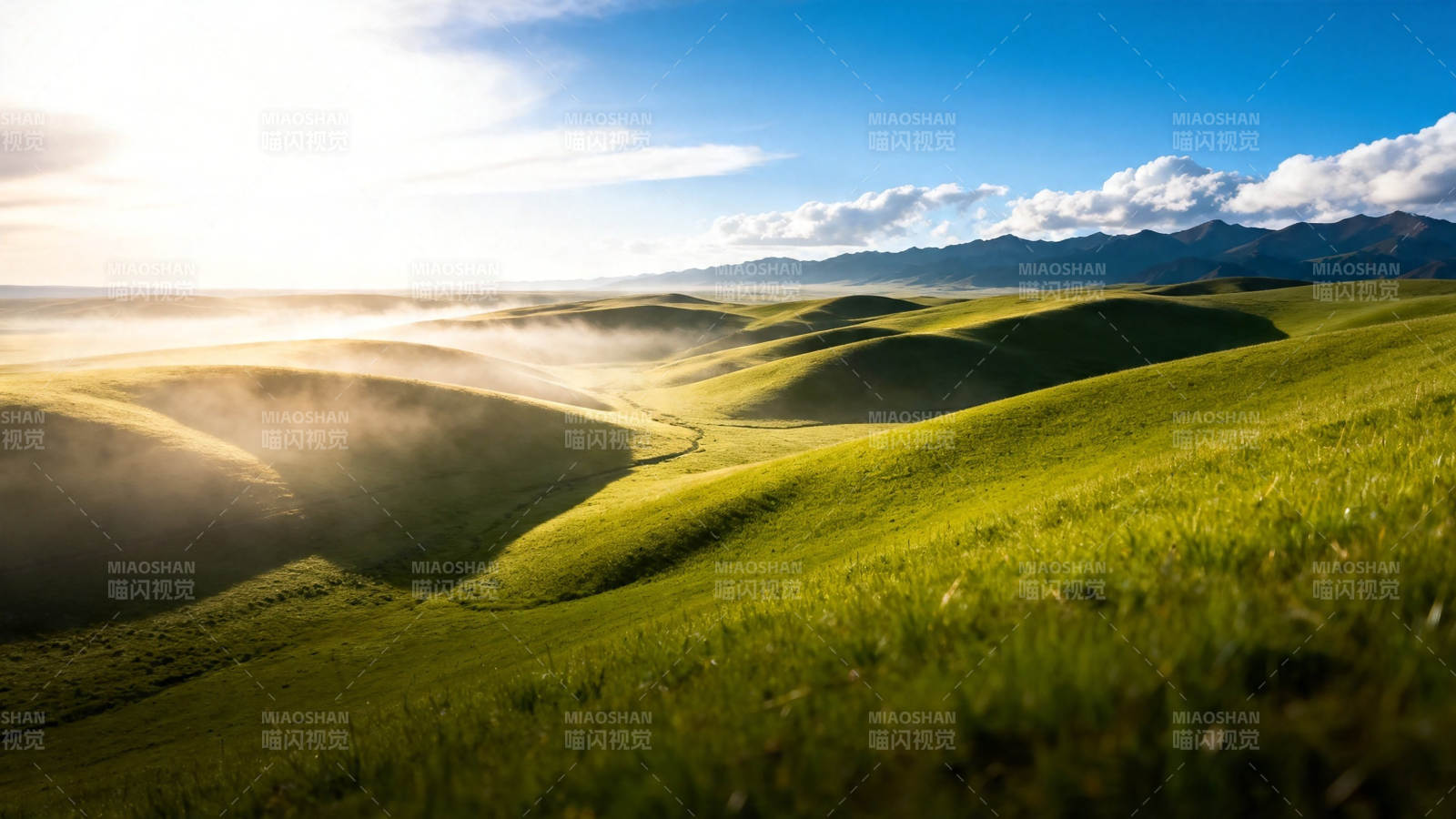晨光洒绿野 雾绕山峦静图片