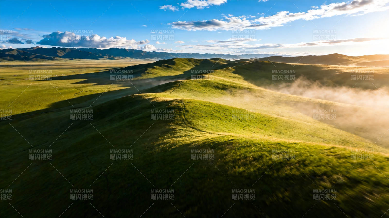晨雾轻抚绿野 山河如画图片