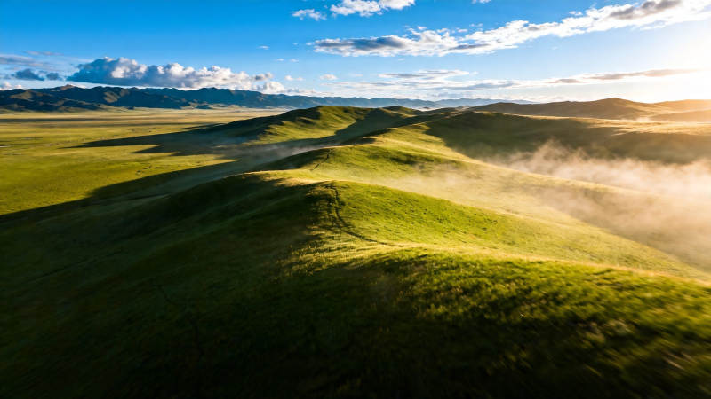 晨雾轻抚绿野 山河如画图片