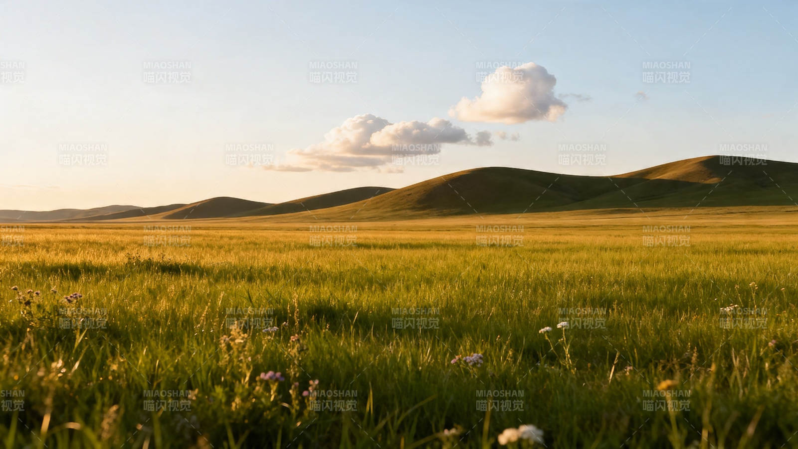 草原夕照 云影山峦静美图片