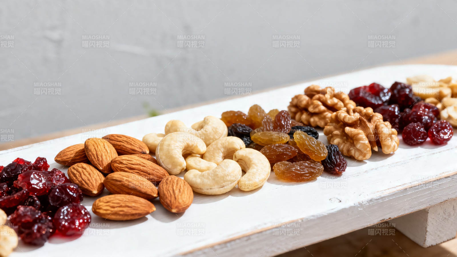 坚果果干拼盘 健康美味图片