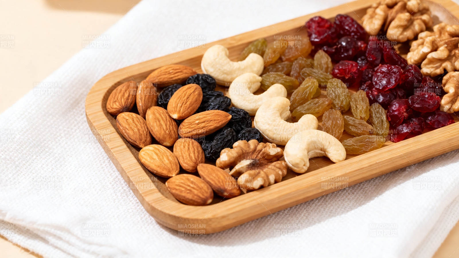 坚果果干拼盘 健康美味图片