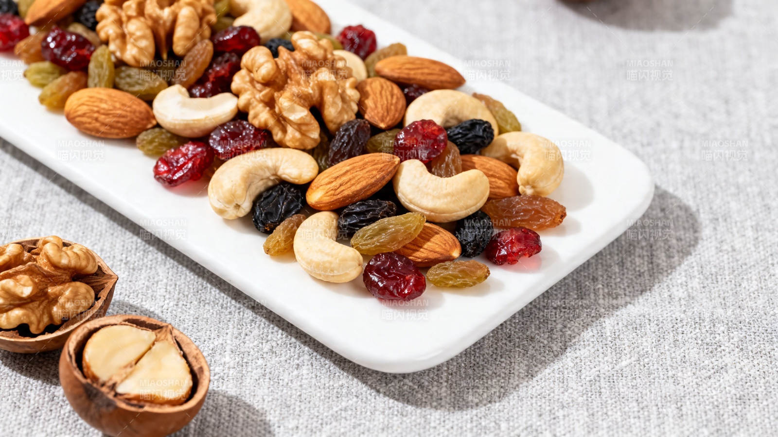 坚果果干混合拼盘图片