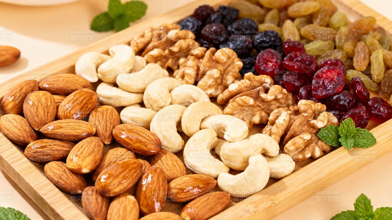 坚果果干拼盘 健康美味图片