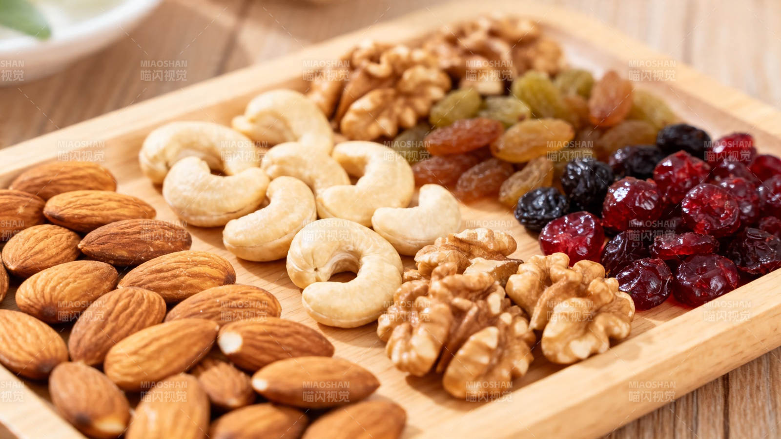 坚果果干拼盘 营养美味图片