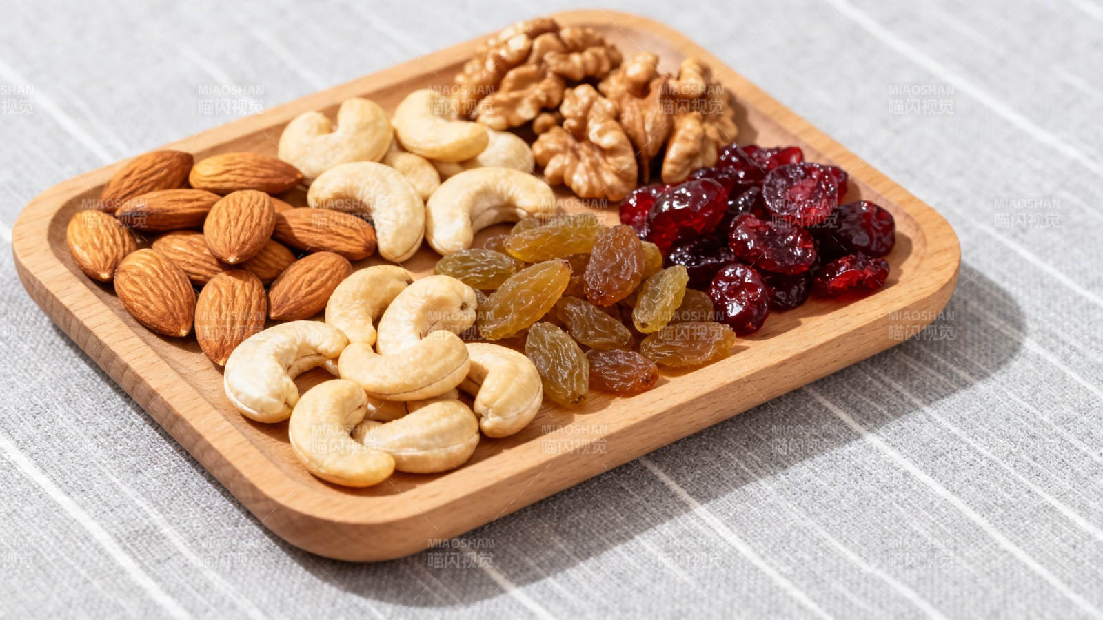 坚果果干拼盘 健康小食图片