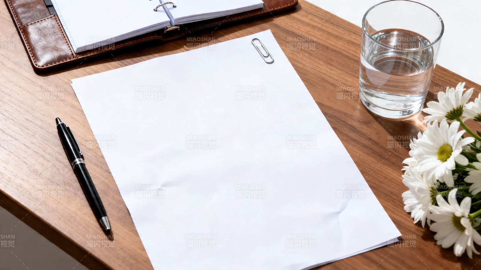 桌角白纸待书写图片