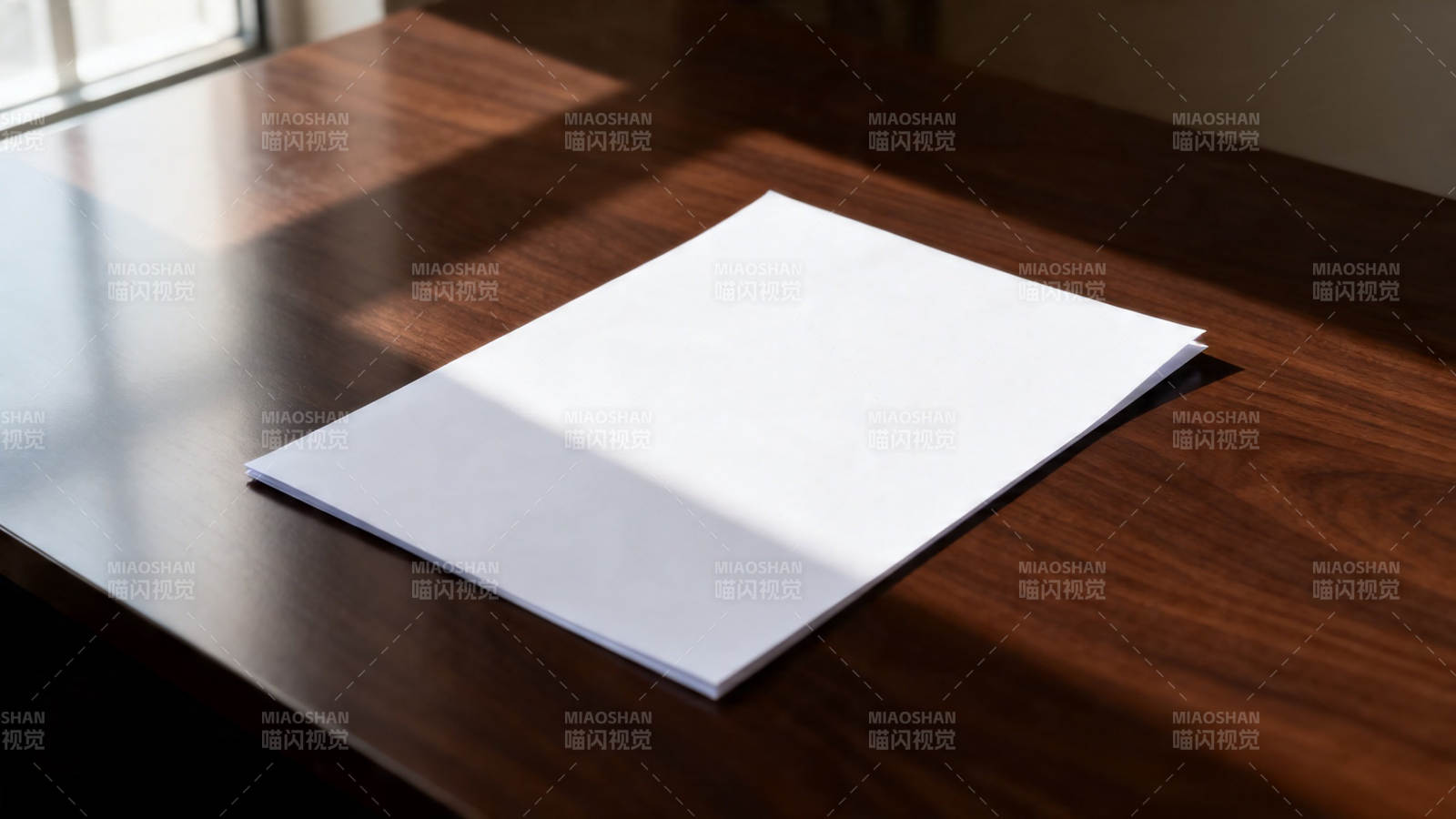 阳光下的空白纸页图片