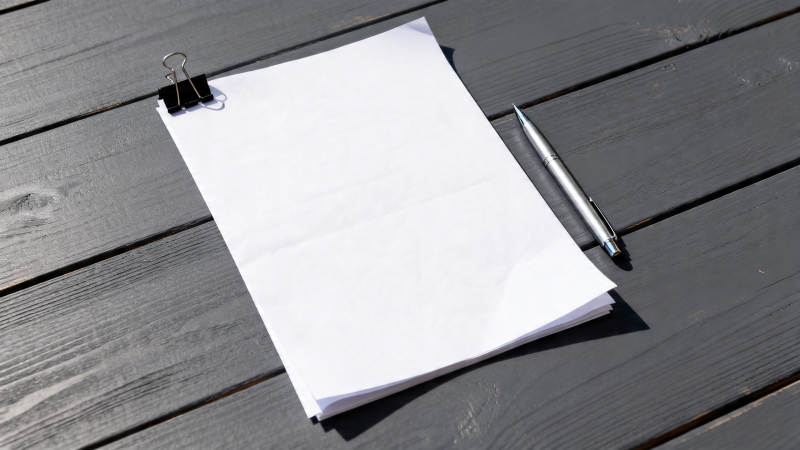 白纸黑笔 静待灵感落笔图片